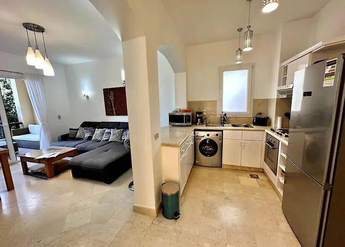 Stylish 2br In I Pool & Access Appartamento